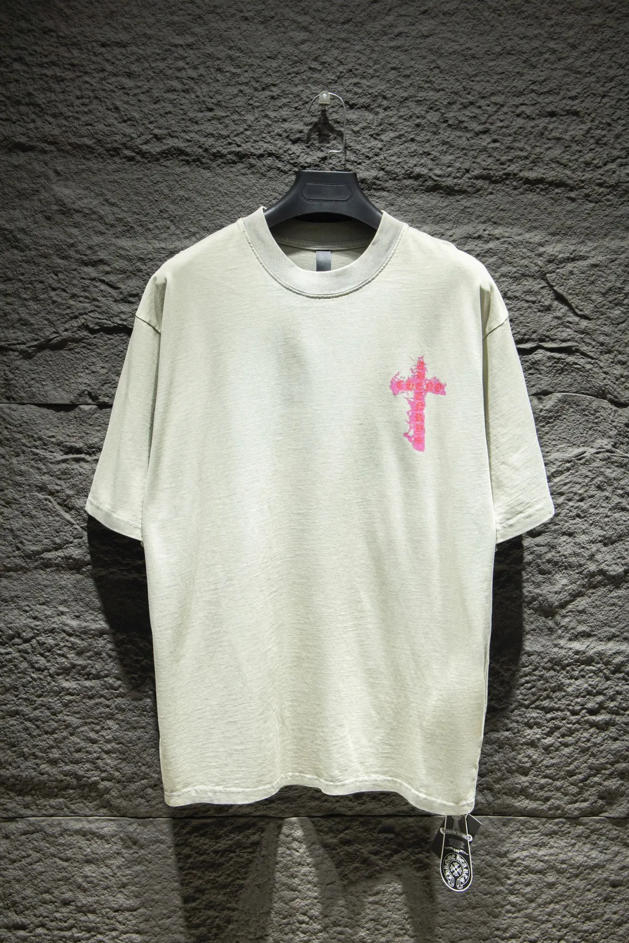 P170 Chrome hearts• ⚠YB custom-woven and dyed fabric, color, printing, version, accessories. The fabric is woven by imported machines. The uniqueness of the cloth texture creates a perfect garment effect. The fabric is made of 260-gram clean cloth with 320-gram 1*1 rib. 4-color environmentally friendly dyed fabric, and the threads are in the same cylinder without color difference.  Gradient dyeing of ready-made garments, the process of frying snowflakes in the washing water of ready-made garments, heavy distressing and whitening. Hat, collar, pockets, cuffs, front and rear threads, details of holes are clearly visible. The printing uses Japanese BROTHER white ink digital direct-to-garment printing. This model is a global limited edition. In order to present a product like a work of art, after a long period of repeated determination of details, it presents a very high-standard ready-to-wear garment. The front chest is made of direct-injection printing environmentally friendly glue material, using a mechanized printing process. Mechanical printing has high precision, the positioning accuracy can reach ±0.02mm, and the quality is stable.   The body of the garment is washed and distressed, which greatly increases the interest of the garment and creates a unique visual effect. The special washing effect creates a unique aged effect.  Croix Heart Short Sleeve must be the first short-sleeved piece in spring and summer that blurs the boundaries of unisex style. It has a classic dropped shoulder oversize version and a loose and casual upper body.  Color: Washed Gray, Washed Black Size: S M L XL
